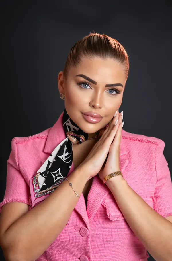 Nina, Inhaberin von Ninka Beauty, im rosa Blazer
